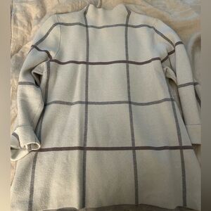 Tahari sweater M